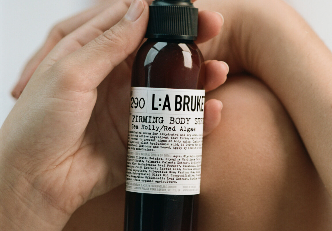 Boost din hud med L:A Brukets nye bodyserum Firming Body Serum
