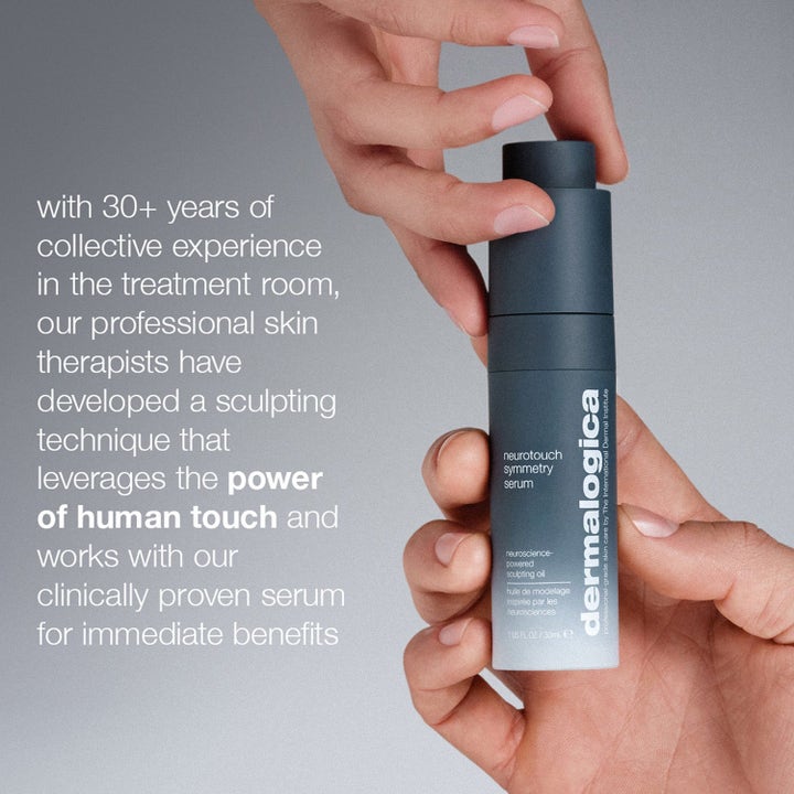 Dermalogica Neurotouch Symmetry Serum Duo 30ml skulpturerende ansigtsserum i grå flaske holdt af hænder.