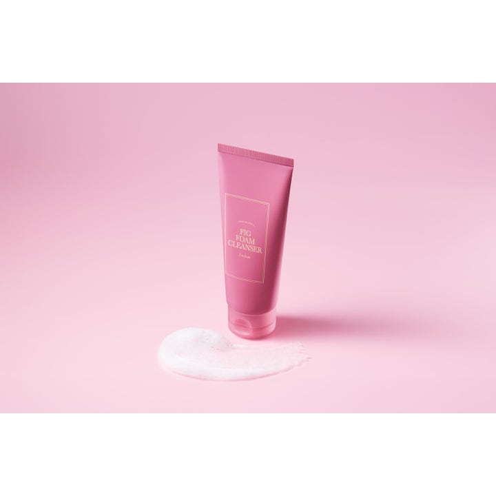 I'm from Fig Foam Cleanser 150 ml ansigtsrens i lyserød tube med luftigt hvidt skum på lyserød baggrund.