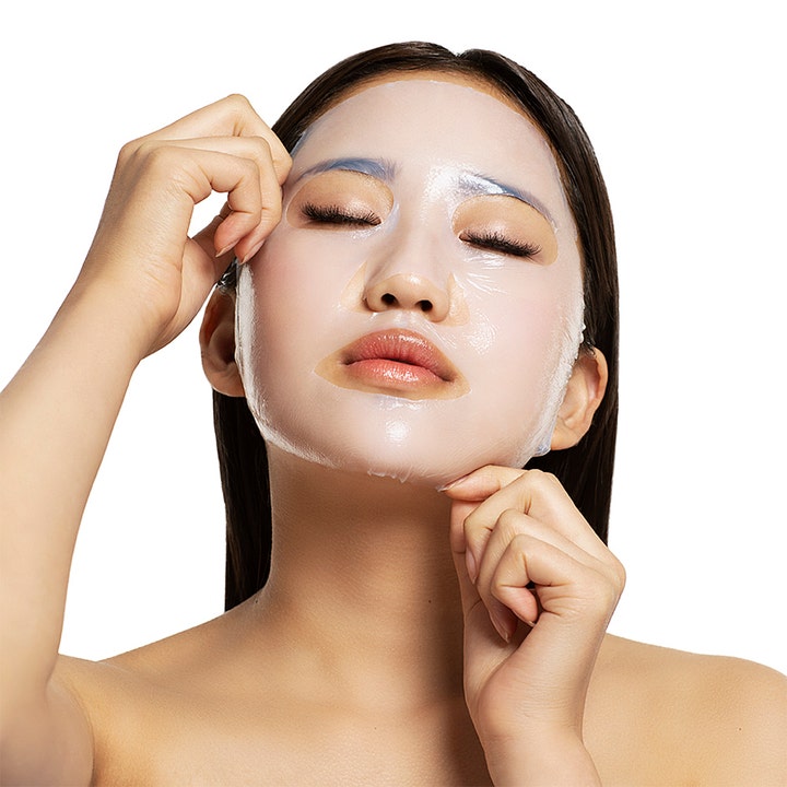 Starskin After Party Brightening Bio-Cellulose Face Mask 40 g sheet mask giver glød vist på en kvindes ansigt