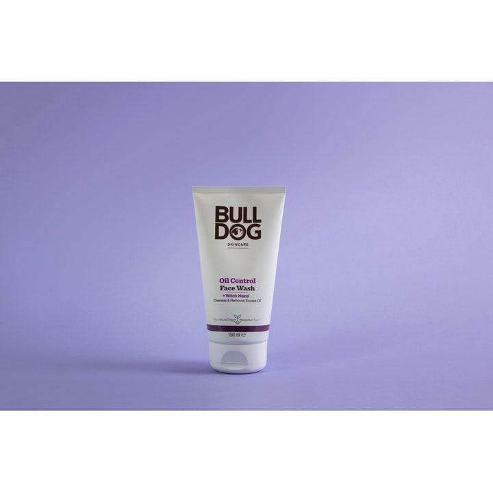 Bulldog Oil Control Face Wash 150 ml ansigtsrens med troldnød modvirker fedtet hud i en hvid tube på lilla baggrund