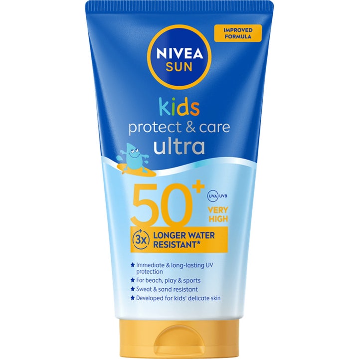 Nivea Sun Kids Protect & Care Ultra SPF 50+ solcreme i blå tube med gult låg og farverig tekst