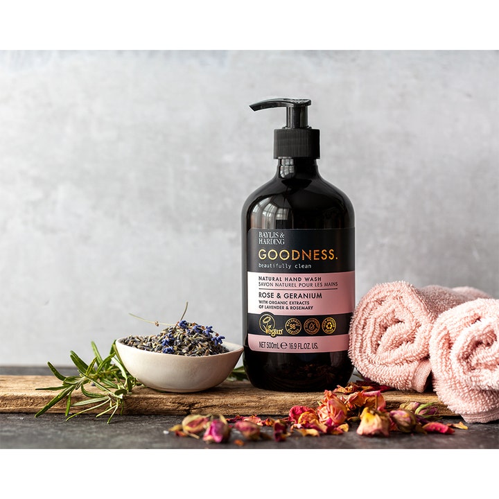 Baylis & Harding Goodness Rose & Geranium 500 ml håndsæbe i mørk flaske med tørrede blomster og lyserøde håndklæder