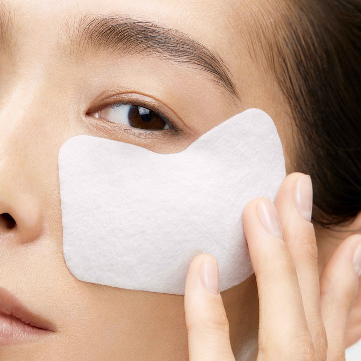 Shiseido Vital Perfection Express Eye Mask 5 g opstrammende øjenmaske i hvidt stof påføres under øjet.