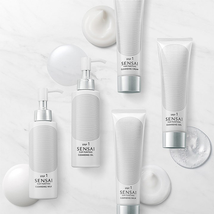 Sensai Silky Purifying Cleansing Balm 125 ml ansigtsrens i hvid tube vist sammen med andre produkter