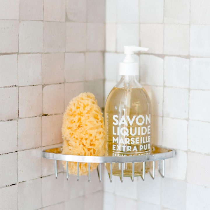 Compagnie de Provence Liquid Marseille Soap Cotton Flower 495 ml håndsæbe giver fugt i glasflaske ved en natursvamp.