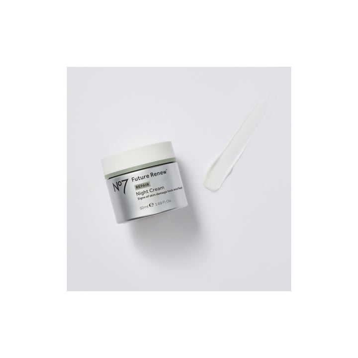 No7 Future Renew Repair Night Cream 50 ml reparerende natcreme i sølv krukke der genopbygger huden med cremet tekstur