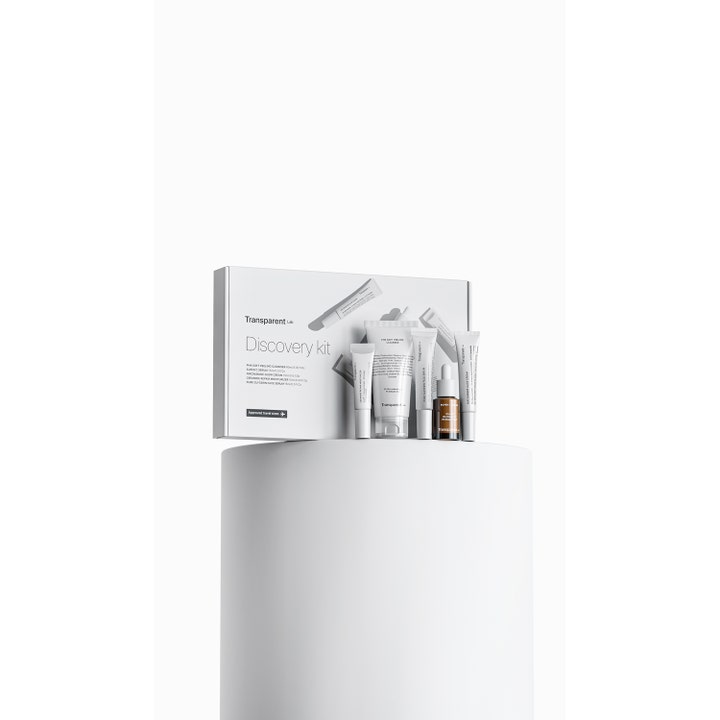 Niche Beauty Lab Transparent Lab Discovery Kit hudplejesæt til ansigtspleje med hvide tuber og lille brun flaske.