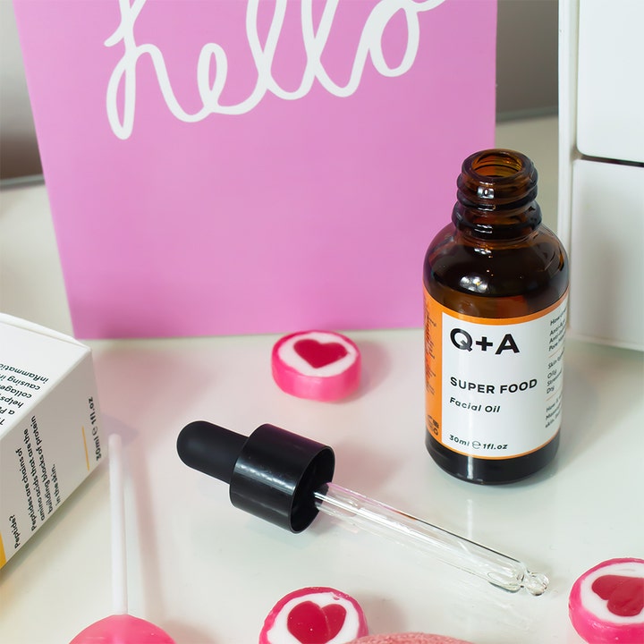 Q+A Super Food Facial Oil 30 ml nærende ansigtsolie i brun glasflaske med løs pipette ved hjerteformet slik