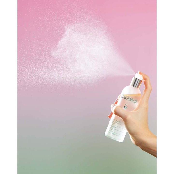 Caudalie Beauty Elixir 100 ml ansigtsspray giver glød og sprayer en fin tåge fra den frostede glasflaske.