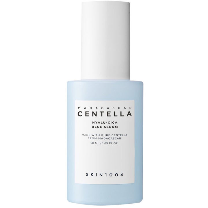 Skin1004 Madagascar Centella Hyalu-Cica Blue Serum 50 ml beroligende serum i lyseblå frostet flaske med hvidt låg