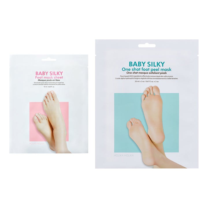 Holika Holika Baby Silky Foot peeling og maske til bløde fødder i hvide breve med turkis og pink bund.