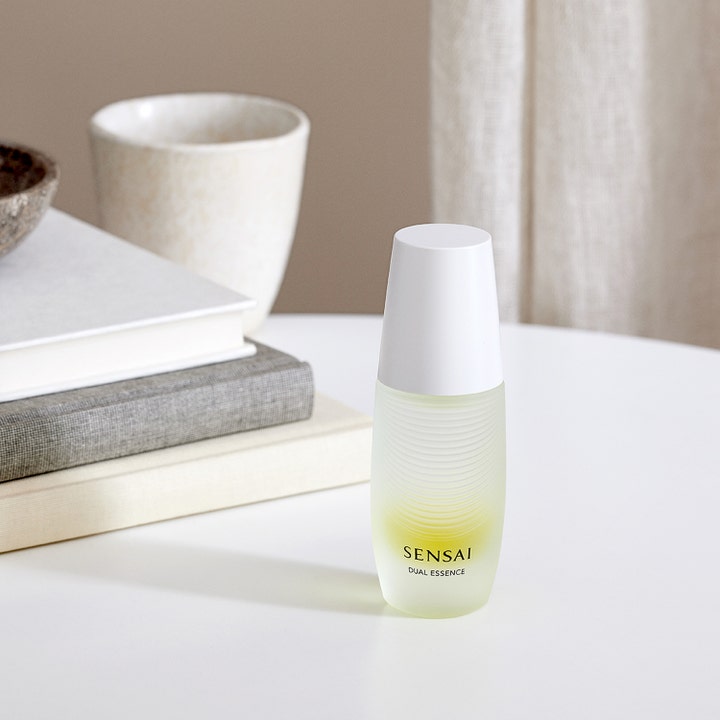 Sensai Dual Essence 30 ml ansigtsolie i riflet glasflaske med hvidt låg i et lyst interiør