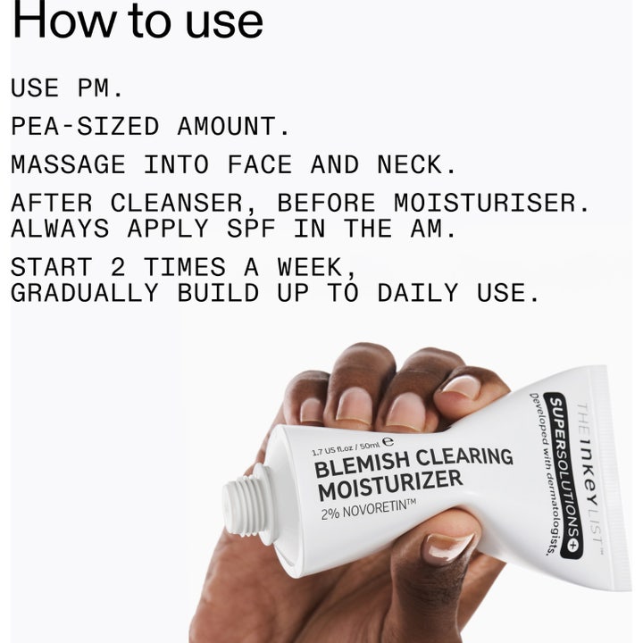 The INKEY List Hydrocolloid Invisible Pimple Patches i grønt netnet ved siden af et nøglebundt.
