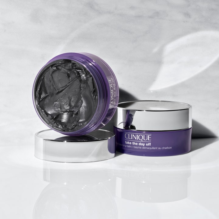 Clinique Take The Day Off Charcoal Detoxifying Cleansing Balm 125 ml detox ansigtsrens med mørk trækulstekstur i lilla krukke