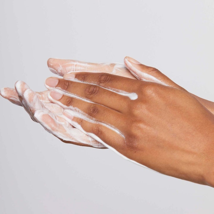 Dermalogica Discover Healthy Skin Kit rensende ansigtspleje med hvidt cremet skum mellem hænderne