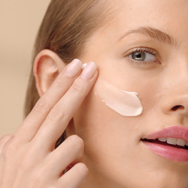 Estée Lauder Revitalizing Supreme + Soft Cream 50 ml opstrammende ansigtscreme stryges på huden