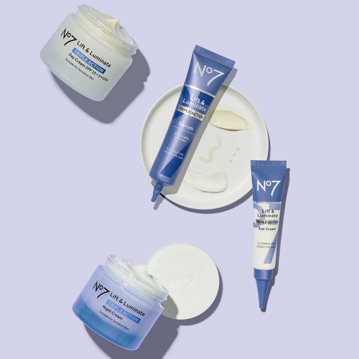 No7 Lift & Luminate Triple Action Day Cream 50 ml opstrammende ansigtspleje i blå krukker og tuber med cremetekstur