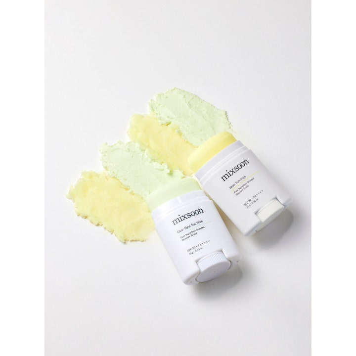 Mixsoon Bean Sun Stick 15 g beskyttende solcreme med SPF 50+ i hvide stifter vist med cremet gul og grøn tekstur