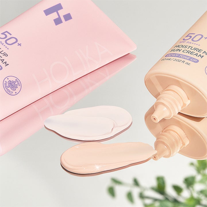 Holika Holika Make Up Sun Cream SPF50+ Matte Tone Up 60 ml matterende solcreme med lyserød cremetekstur på spejl.