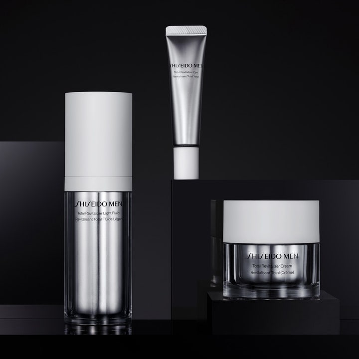 Shiseido Total Revitalizer Liquid Fluid 70 ml fugtgivende dagcreme i sølvfarvet pumpeflaske på sort baggrund