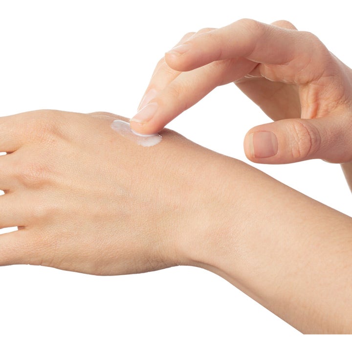 Heliocare Sensation SPF 50+ 50 ml solcreme giver høj solbeskyttelse med en let tekstur der smøres på huden.