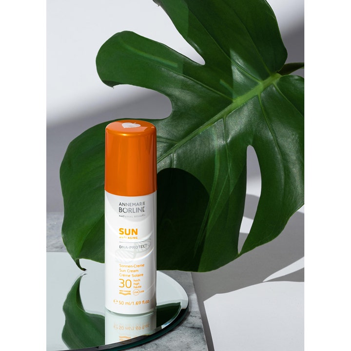 Annemarie Börlind Sun DNA Protect SPF 30 50 ml anti-aging solcreme i hvid flaske med orange låg og grønt blad.