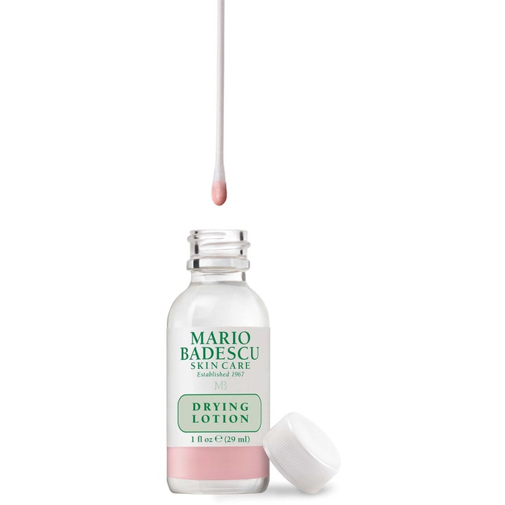 Mario Badescu Drying Lotion 29 ml mod urenheder med vatpind i lyserød væske og glasflaske