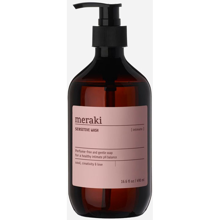 Meraki Sensitive Wash 490 ml parfumefri intimsæbe i mørkebrun flaske med sort pumpe og lyserød label.