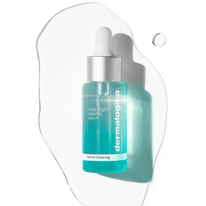 Dermalogica AGE Bright Clearing Serum niacinamid serum mod urenheder i turkis flaske på klar tekstur