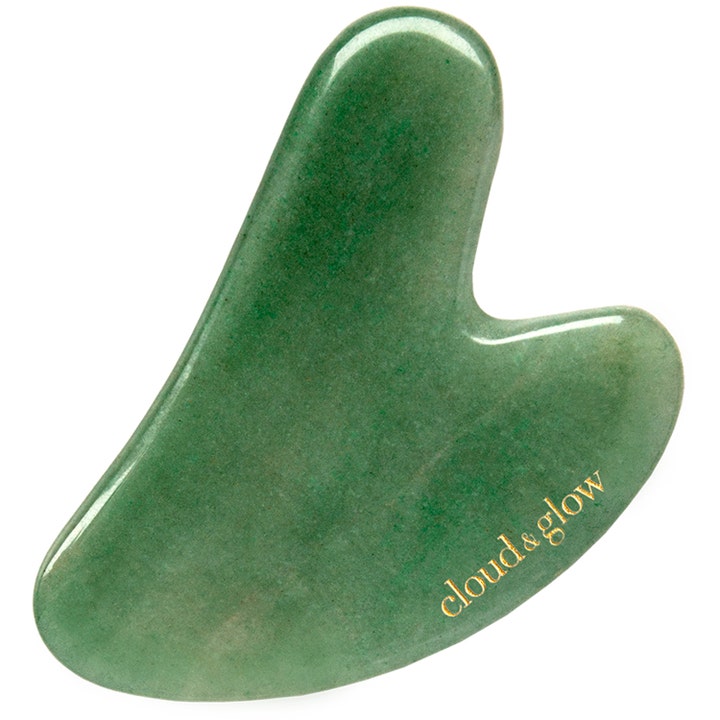 Cloud & Glow Jade Gua Sha 1 stk til ansigtsmassage der mindsker spændinger i glat hjerteformet grøn sten med guldlogo