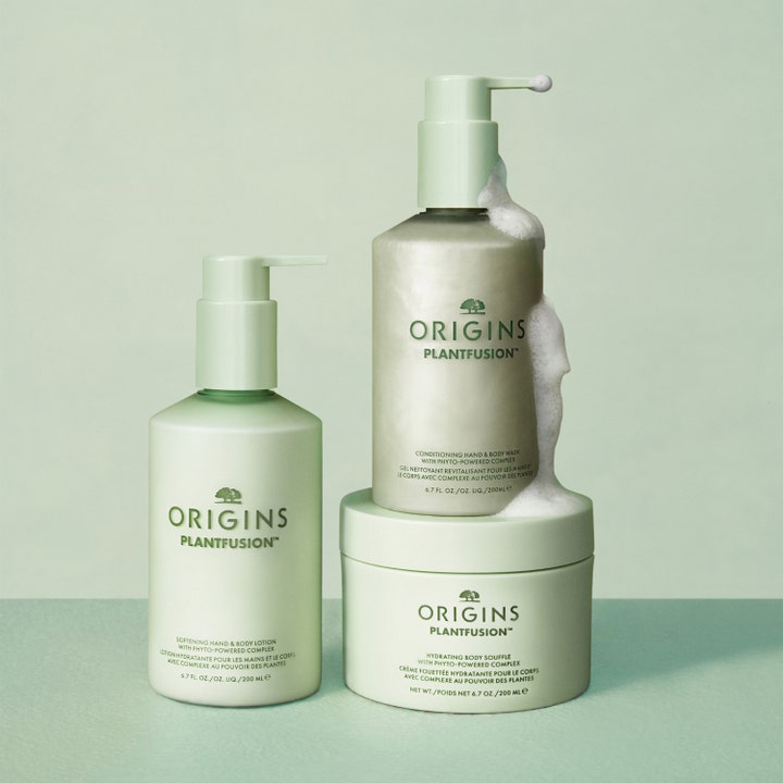 Origins Plantfusion Softening Hand & Body Lotion 75 ml i lysegrøn pumpeflaske vist sammen med andre produkter