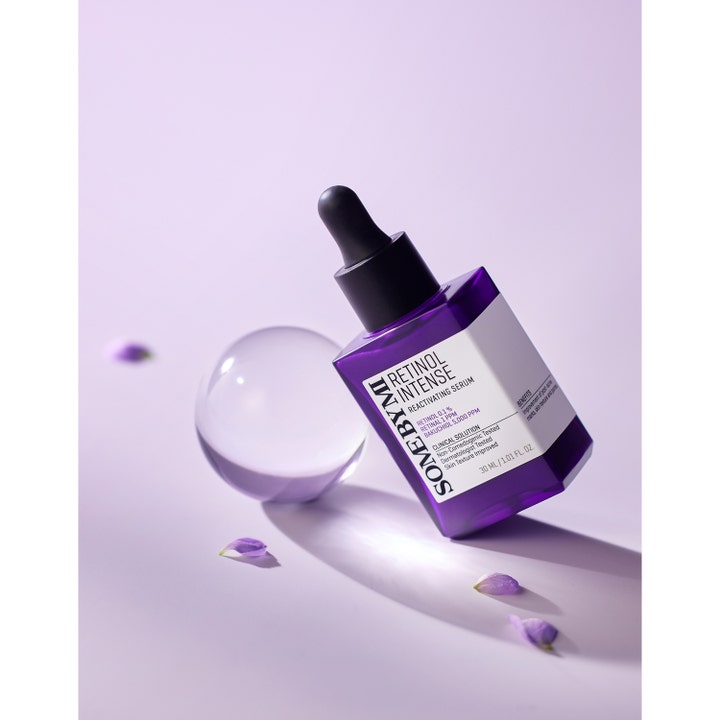 Some By Mi Retinol Intense Reactivating Serum 30 ml fornyende ansigtsserum i lilla flaske lænet mod en glaskugle