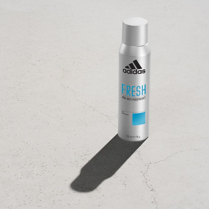 Adidas Cool & Dry Fresh Deodorant Spray 150 ml mod sved i sølvfarvet sprayflaske på gråt underlag med skygge