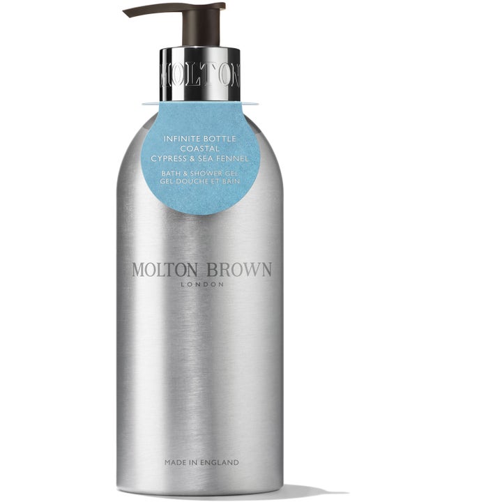 Molton Brown Coastal Cypress & Sea Fennel 400 ml opfriskende showergel i en sølvfarvet aluminiumsflaske med pumpe