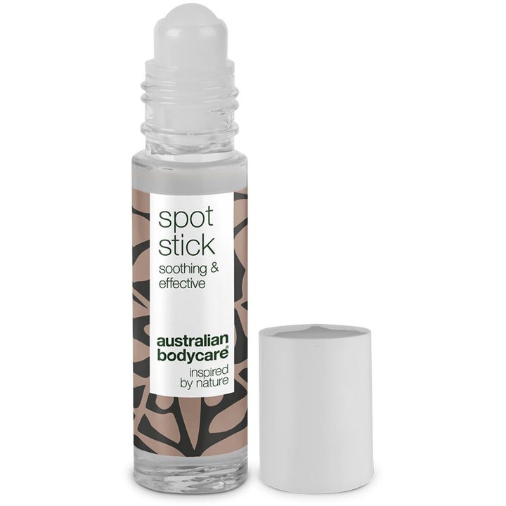 Australian Bodycare Spot Stick 9 ml mod urenheder er en roll-on i klar flaske med hvidt låg og brunt mønster