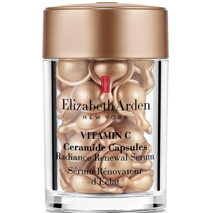 Elizabeth Arden Vitamin C Ceramide Capsules serum giver glød i en klar krukke fyldt med små guldfarvede kapsler.