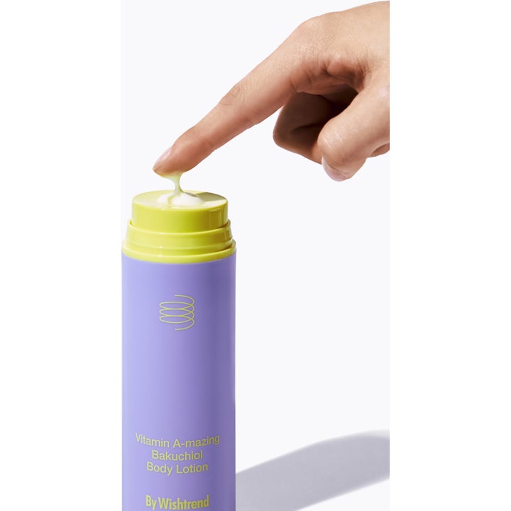 By Wishtrend Vitamin A-mazing Bakuchiol Body Lotion 150 g bodylotion med en finger der rører den cremede gule tekstur
