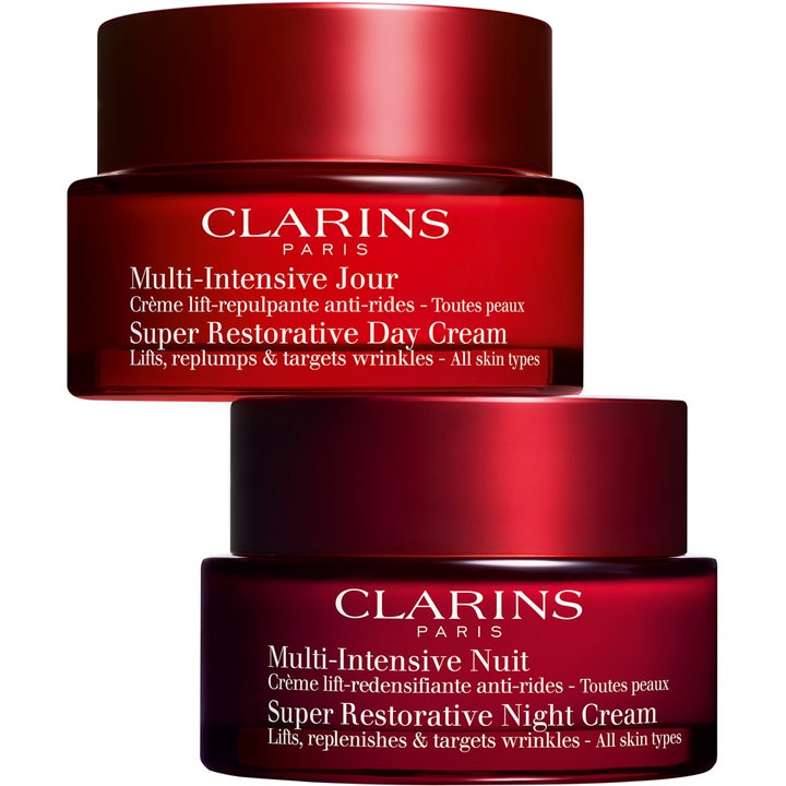 Clarins Super Restorative Night Cream 50 ml nattcreme i rød glasrukke vist sammen med den matchende dagcreme.