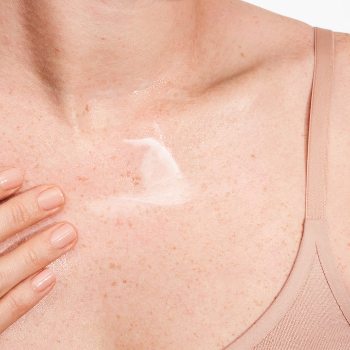 Clinique Moisture Surge Body Hydrator 200 ml fugtgivende bodylotion påføres brystet med en let creme-gel tekstur.