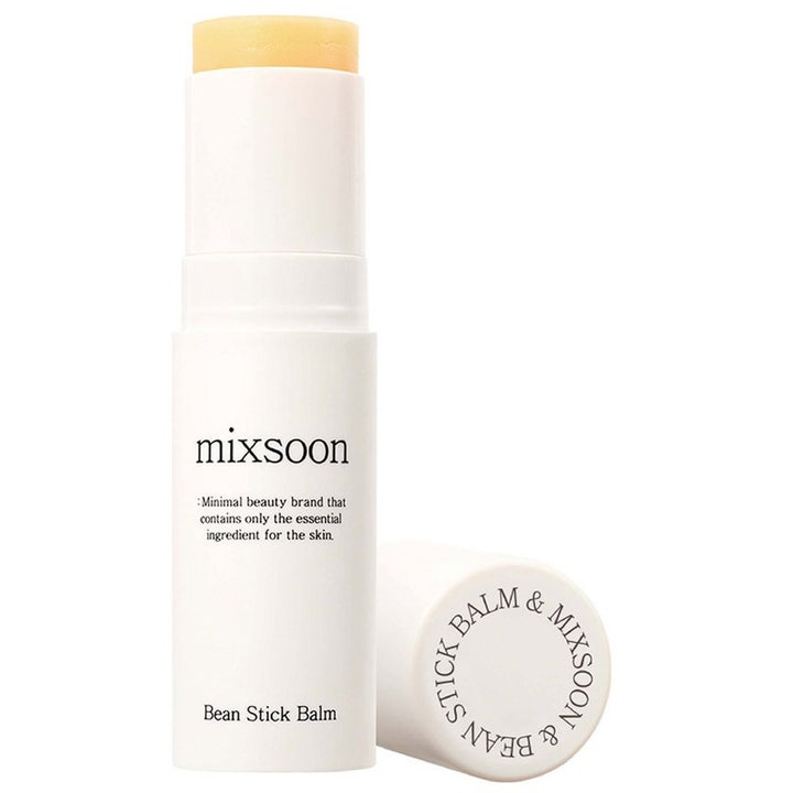 mixsoon Bean Stick Balm 11g fugtgivende ansigtsbalm i hvid stift med gult indhold og låg ved siden af