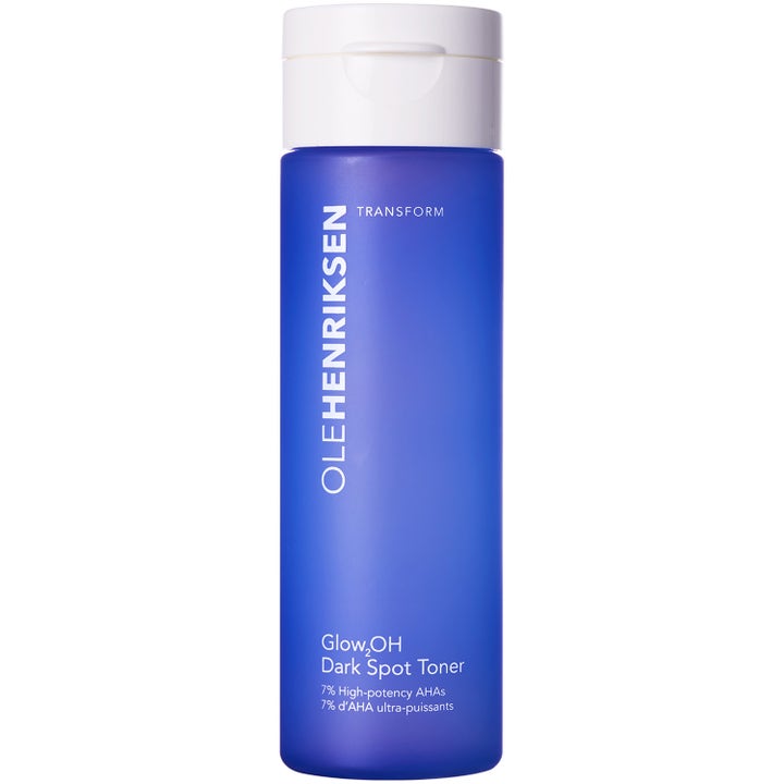 Ole Henriksen Glow2OH Dark Spot Toner mod mørke pletter i en blå frostet plastflaske med hvidt låg.