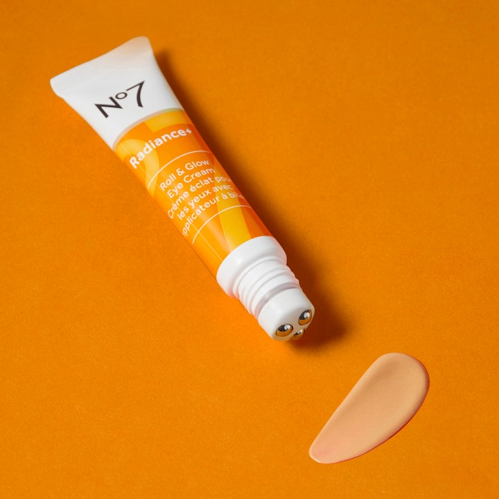 No7 Radiance + Brightening Eye Roll-On 15 ml oplysende øjencreme med kølende tri-ball applikator og ferskenfarvet creme