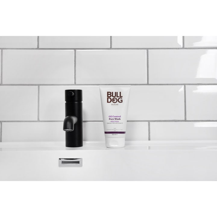 Bulldog Oil Control Face Wash 150 ml ansigtsvask mod fedtet hud i hvid tube ved siden af en sort vandhane.