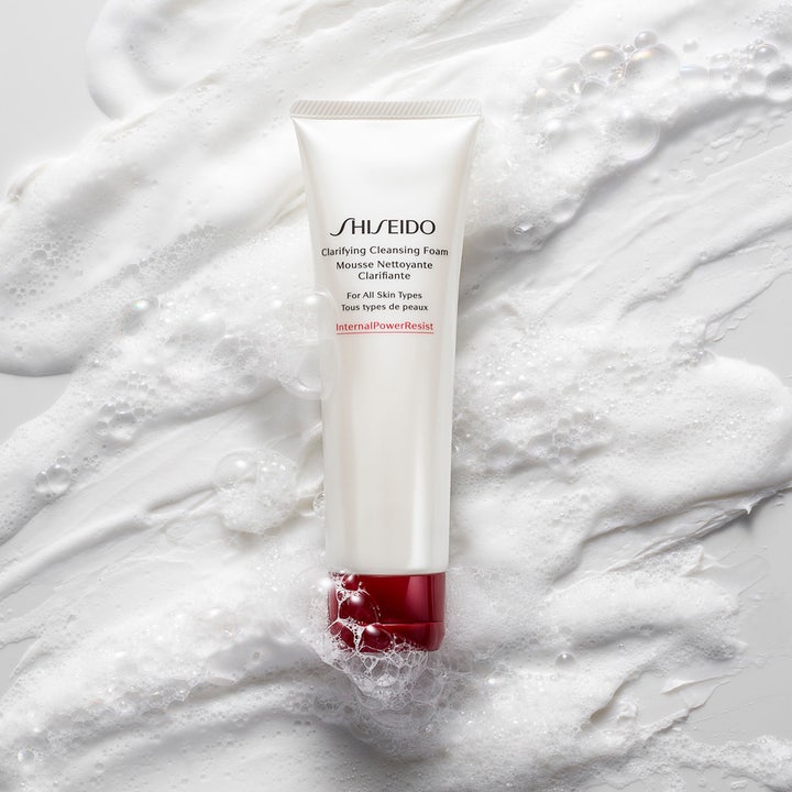 Shiseido Defend Clarifying Cleansing Foam 125 ml ansigtsrens i hvid tube vist på en luftig hvid skumtekstur.