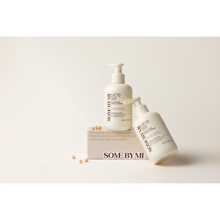 Some By Mi Lactosoy Mild Bubble Peeling Cleanser 180 ml ansigtsrens i hvide flasker med pumpe og sojabønner