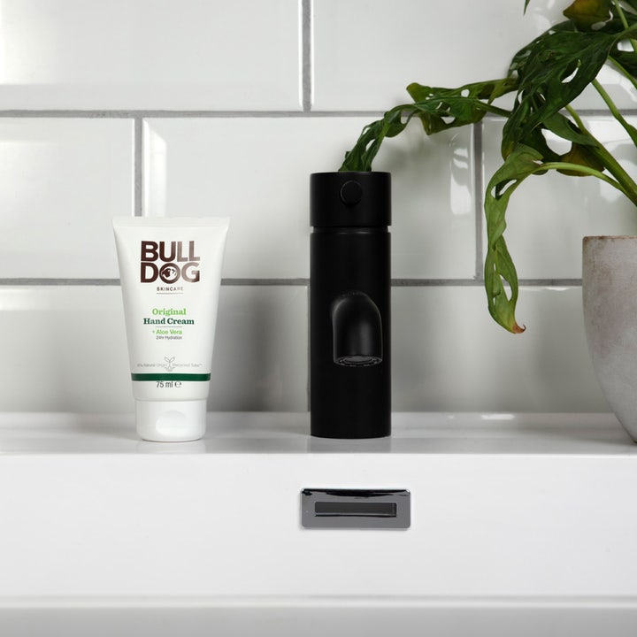 Bulldog Original Hand Cream 75 ml fugtgivende håndcreme med aloe vera i hvid tube ved en sort vandhane på badeværelset