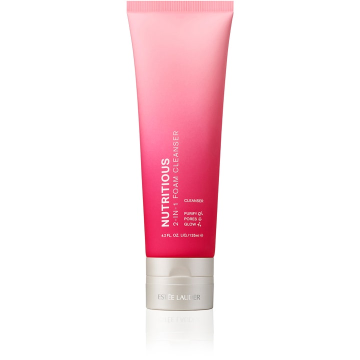 Estée Lauder Nutritious 2-in-1 Foam Cleanser 125 ml renser porer og giver glød i en lyserød tube med sølvlåg.