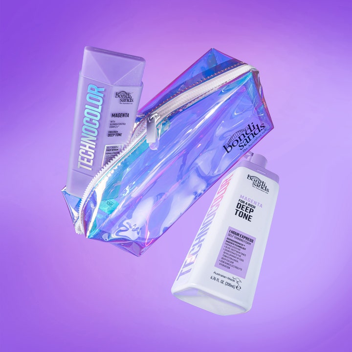 Bondi Sands Technocolor Self Tanning Face Serum Magenta 50 ml selvbruner vist med en holografisk toilettaske.