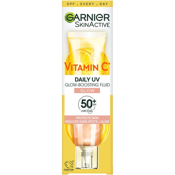 Garnier Vitamin C Daily UV Glow-Boosting Fluid SPF 50+ ansigtsserum i gul emballage der giver huden glød
